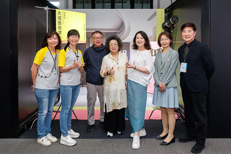 范巽綠監察委員(中)、林盛豐監察委員(左三)、吳思瑤立法委員(右三)、教育部師藝司武曉霞司長(右二)參觀學美．美學6.0成果展。