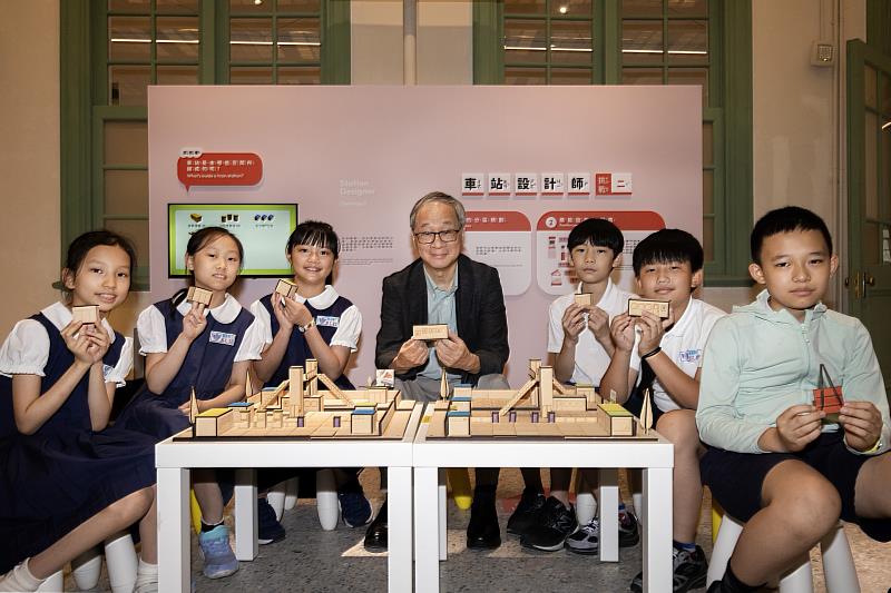 文化部長李遠（中）與福星國小學生共同打造車站模型，從乘客的需求發掘靈感，傳遞彼此對公共空間的想法及風格。