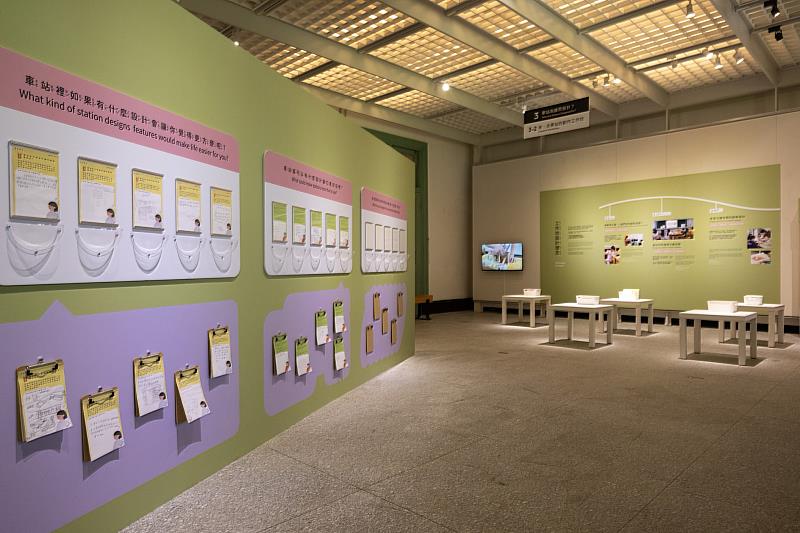 「來．去車站—探索建築特展」規劃兒童表意區，以「車站為誰而建」為題討論「公共性」議題，藉由繪圖或文字方式，交流對友善空間的想法。