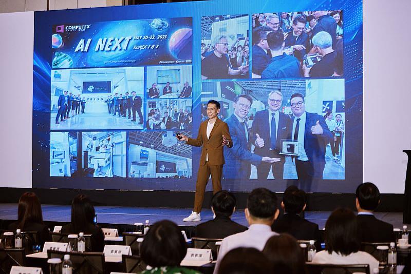 蔡司台灣總經理章平達表示：「蔡司鏡片不僅是一項材料，更是幫助雙眼獲得良好視覺的奇蹟，承載著德國頂尖科技與180年的創新歷史。」
