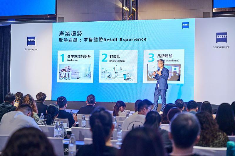 蔡司台灣視力保健副總經理周信成指出：「NOBODY SEES LIKE YOU」傳遞蔡司打造個人化視覺體驗的理念，期望與合作夥伴及消費者建立完整的『蔡司生態系統』（ZEISS Eco-system）。」