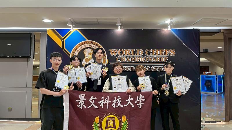 管理組指導老師與選手合照。
