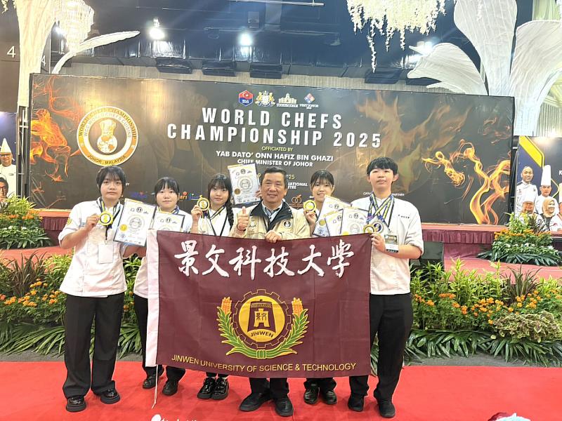 指導老師陳文正與選手合照。
