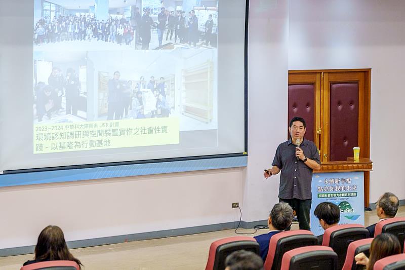 信義房屋攜手淡江大學推動的「信義社會影響力永續系列講座」中,建走共創整合有限公司主持人吳宜晏說明,透過帶領居民親手製作模型、改造社區中的設施空間,可縮短建築專業與生活的距離,也有助於提升參與者對空間的理解與責任感。