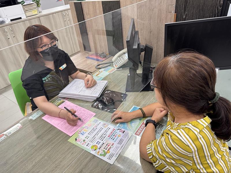 小瑜在彰化就業中心向就服員臨櫃諮詢
