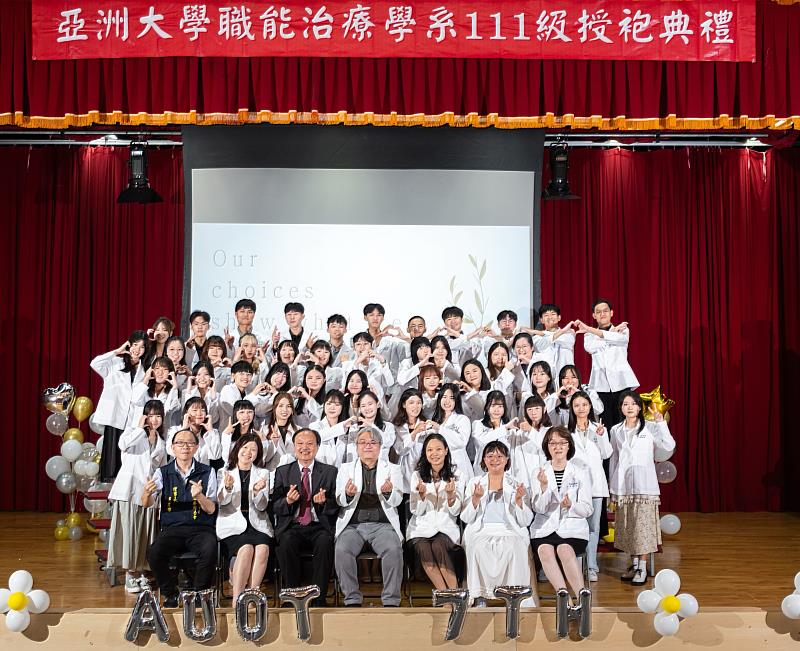 亞大職治系授袍典禮,系主任林鋐宇(前排中)與系上老師、授袍同學合影。