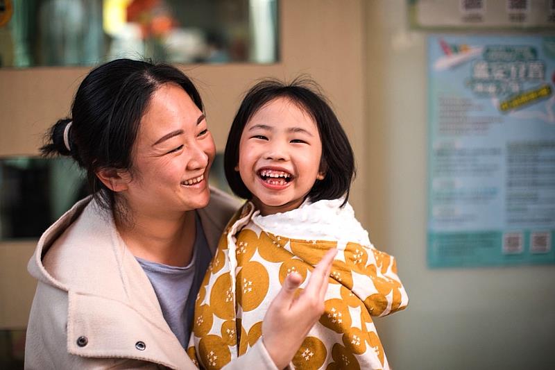 對孩子來說，一個溫柔眼神、一句耐心回應，就是最有「愛」的陪伴。