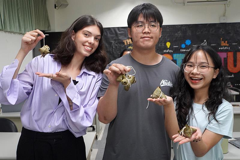 大葉大學企管系法國學生茱麗葉(左)與印尼學生王偉龍(中)感謝系上準備粽子
