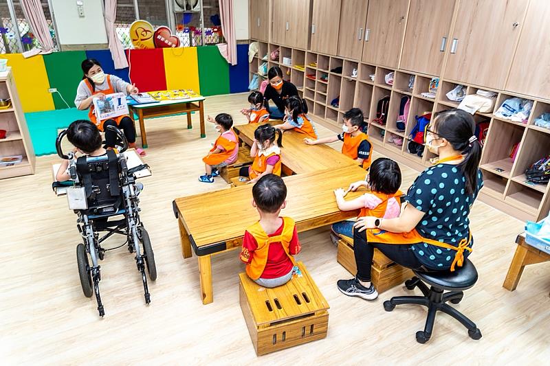 伊甸早療服務依家庭的需求，提供日托、時段、到宅療育，以及家庭支持等多元服務。