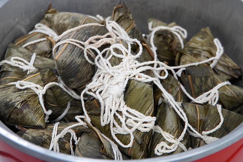 大葉大學企管系準備了在地排隊美食肉粽給學生