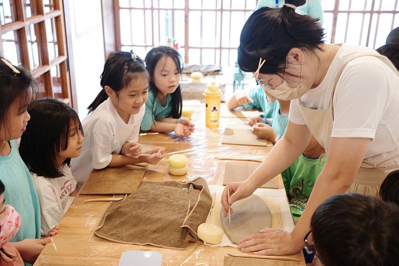 ▲與新竹在地品牌「弋果美語」合作舉辦兒童陶藝體驗課程，邀請學童實地走進創作現場，透過雙手與陶土的接觸，體會藝術創作的樂趣。