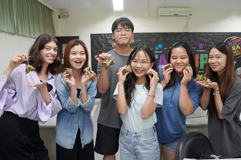 來自不同國家的大葉大學企管系學生開心慶祝端午節