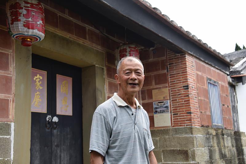 臺灣土水修造技術(瓦作)的重要推手客家建築匠師傅明光。(客家委員會提供)
