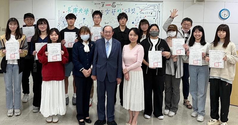 長庚大學通識教育中心方基存主任﹙前排中﹚、人文科召集人劉德玲教授﹙前排右一﹚與得獎同學合影。