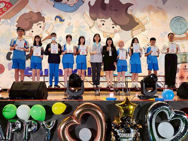 香山高中113學年度畢業典禮，張治祥秘書長出席勉畢業生勇敢追夢、幸福高飛。