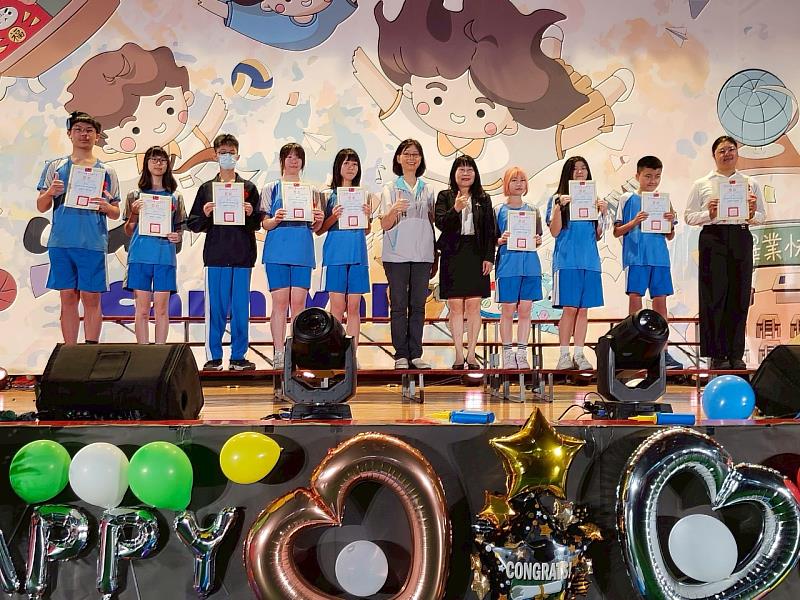 香山高中113學年度畢業典禮，張治祥秘書長出席勉畢業生勇敢追夢、幸福高飛。