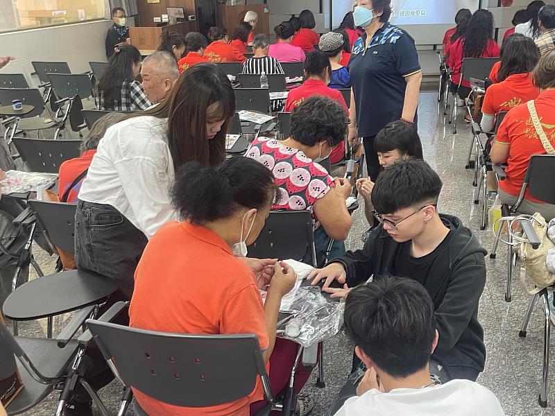 公廣系成員協助學員完成作品2