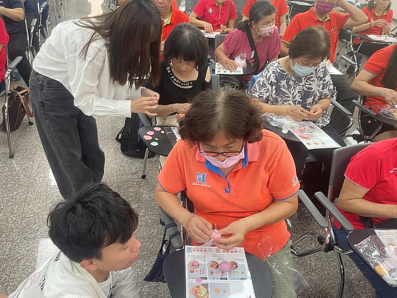 公廣系成員協助學員完成作品