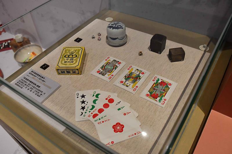 別具傳統特色的中式撲克牌是以「天干地支」來表現牌組，展現出有別於西式的獨特型態。