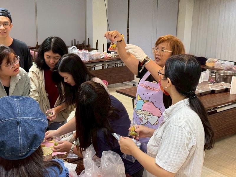 圖一 羅中妘老師細心指導外籍師生製作果凍粽