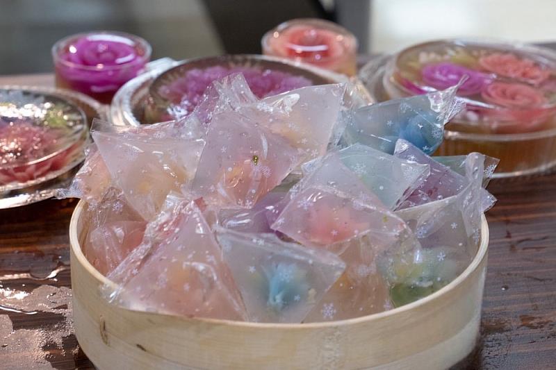 圖四 外籍師生展示精心完成的果凍粽子作品