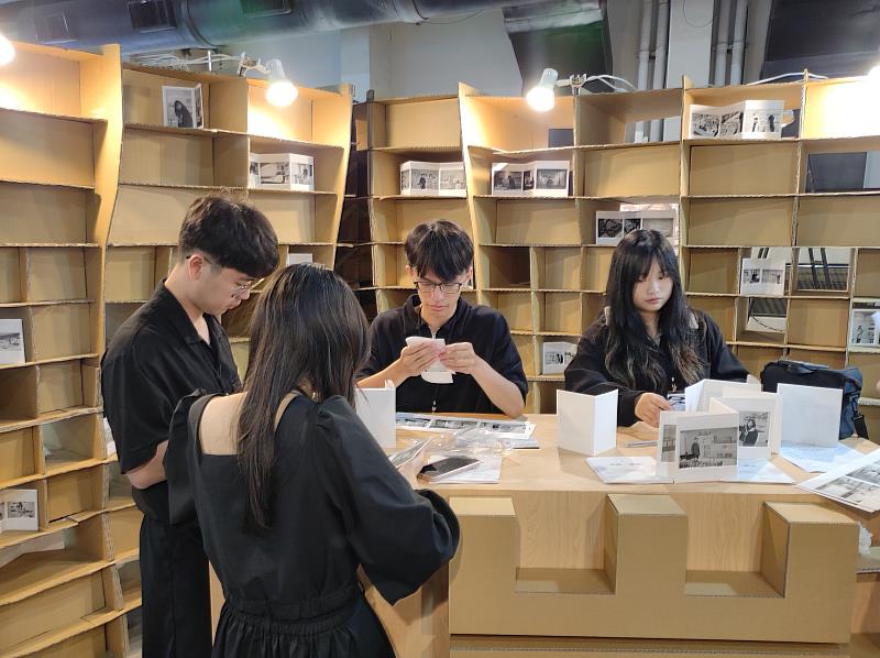 空設系展場設計組學生於青春設計節調整展場佈置