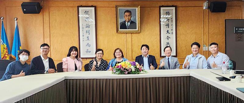 左三起文大公共事務室唐淑珍主任、台灣健康聯盟陳韻如執行秘書、吳玉琴理事長、文大王子奇校長、校務專門委員葉至誠及體育運動健康學院不分系教授戴旭志合影。