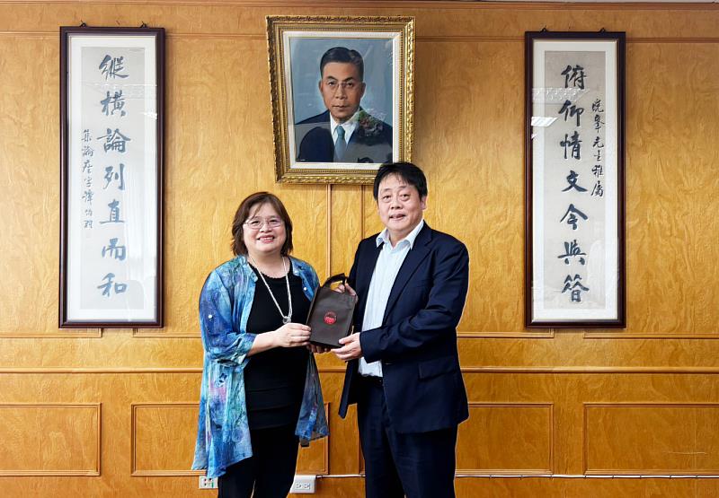 王子奇校長(右)與曾任八年立法委員的吳玉琴未來將積極投入健康老化推廣，啟動結合AI科技與健康教育的產學合作計畫，致力推廣「多用保健、少用健保」理念，打造社區健康促進的新典範。