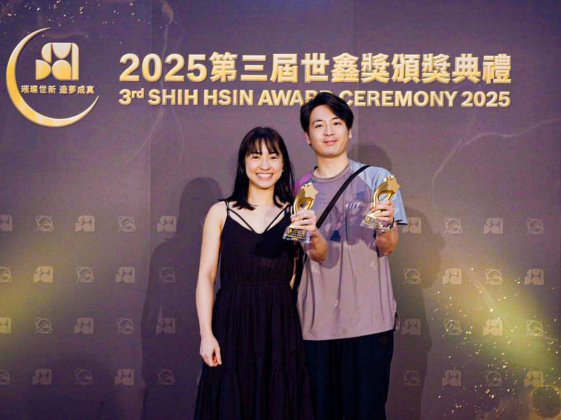 世新廣電系碩士班楊螢映（左）編導《跌咗真係搵？KEEP LOOKING》連拿「最佳原著劇本」與「最佳導演」兩大獎。（世新大學提供）