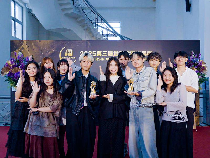 原創畢業歌《有問題請舉手》MV榮獲「最佳原創MV」與「最佳剪輯」兩大獎，黃靖傑與楊士賢的合作包辦了3屆以來的「最佳原創MV」獎。（世新大學提供）