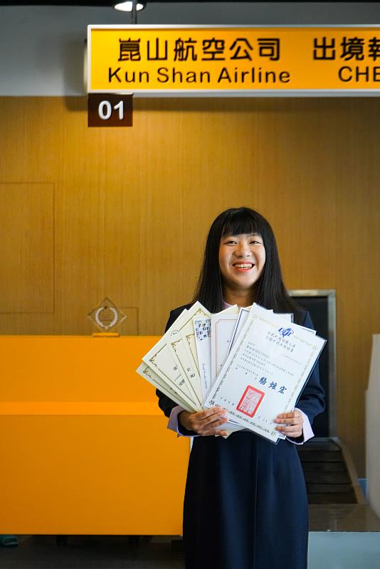 旅遊系羅諭湘與「礙」共存，兼顧打工求學譜寫動人生命樂章