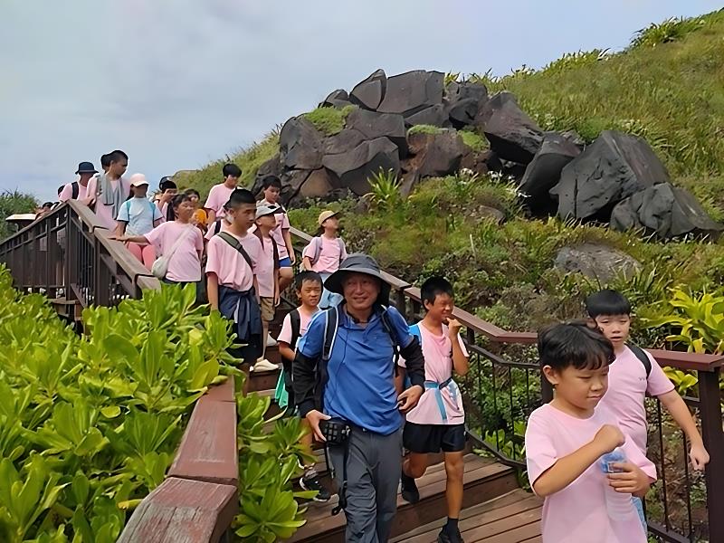 地方文史工作者帶領三芝學子觀察北海岸特殊地形