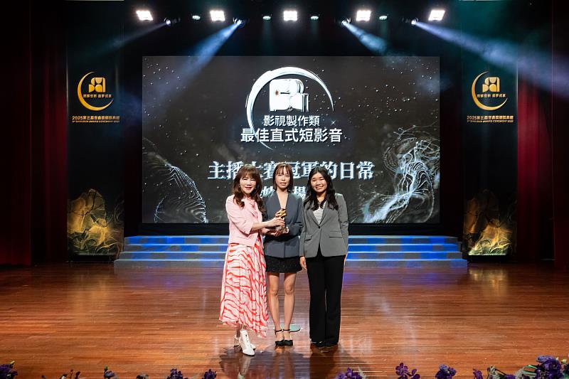 世新口傳系凌婧綸與公廣系楊依瑄製作的《主播大賽冠軍的日常》奪得「最佳直式短影音」。（世新大學提供）