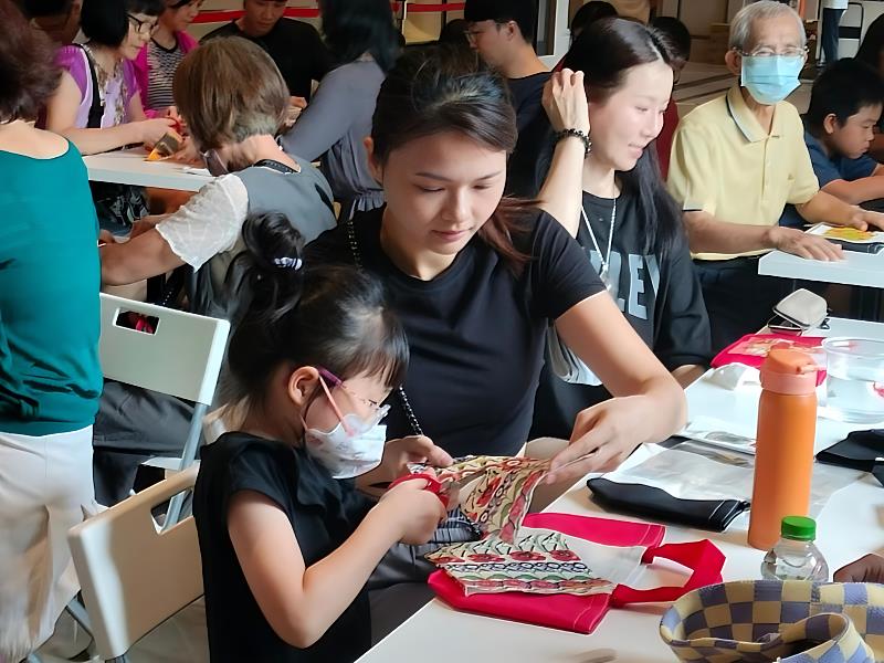 公寓大廈型社區舉辦親子彩繪，凝聚住戶感情