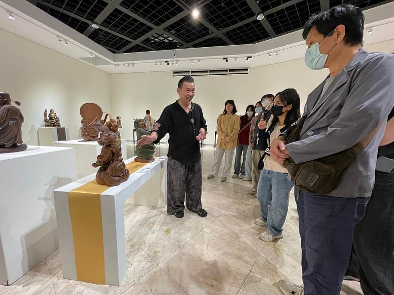 圖1_柯錦中藝師為學員解說「乙巳神采話甲子-錦中60創新藝」邀請展作品