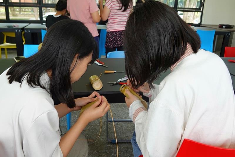 圖4_學員們進行竹藤編裝飾筆筒製作之情形