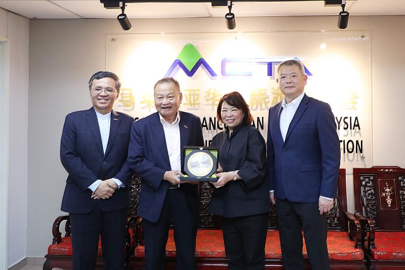 雙方團隊互相致贈伴手禮 (左二余細俤副會長、左一觀光署駐吉隆坡代表周士弼主任)