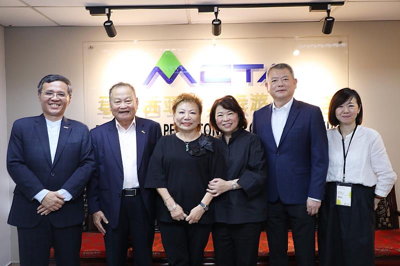 市府團隊與MCTA成員合影(左二余細俤副會長、左一觀光署駐吉隆坡代表周士弼主任、左三MCTA黃秋燕顧問)