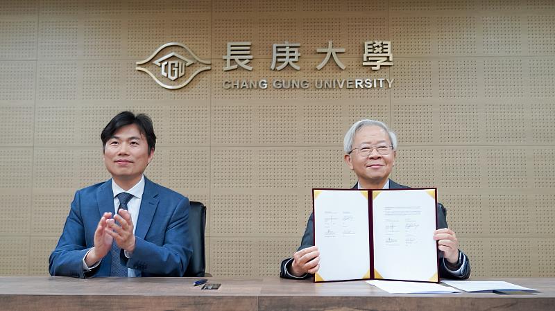 長庚大學湯明哲校長(圖右)、李健峰國際長(圖左)透過視訊與UNIFESP線上締約。