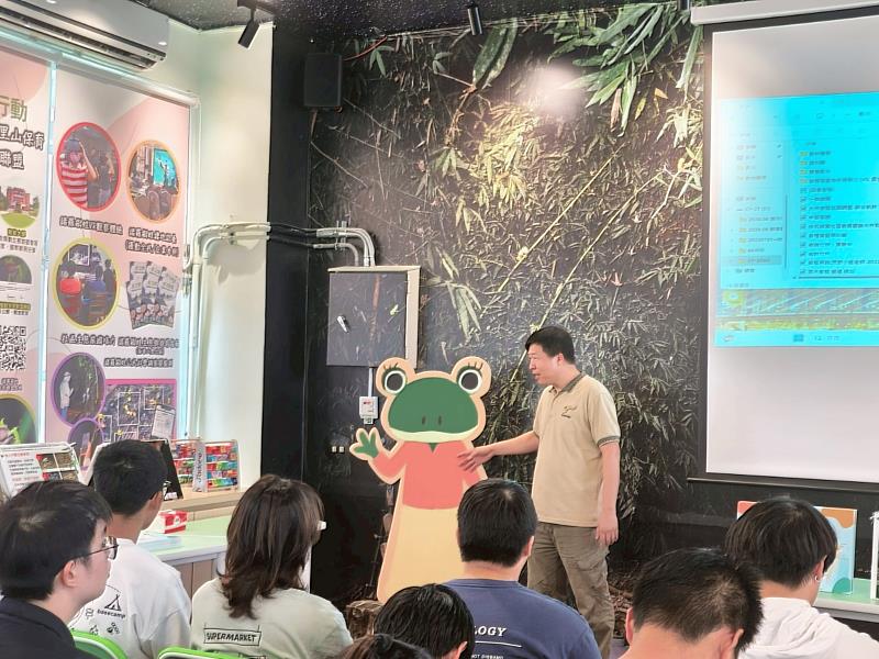 南華大學科技學院USR計畫開設永續行動與食農教育課程,旅遊管理學系許澤宇副教授解說諸羅樹蛙生態。