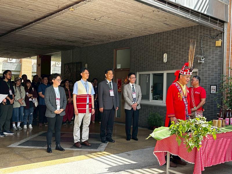 七腳川部落耆老為研討會進行祈福儀式。