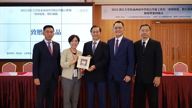 校長葛煥昭（中）致贈紀念品予（左至右）淡江校友馬來西亞留臺校友會聯合總會會長彭慶和、馬來西亞校友會會長何子瑜、拿督李子松及寬柔中學董事李銀福。（圖／淡江大學提供）