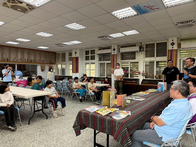 救國團「書香傳千里．悅讀零距離」偏鄉學童贈書活動在馬遠國小溫馨展開