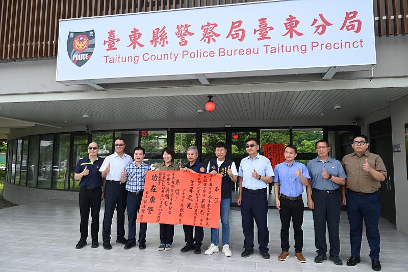 臺東縣警察局防治科巡佐陳文明、臺東分局警務佐吳關志榮獲第61屆全國模範警察 饒慶鈴頒紅榜恭賀