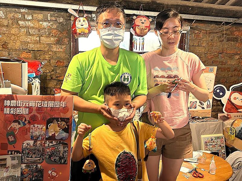 親子學員一家三口縫製好香包，與吉運蛇、福祿蛇Q粽香包合照的情景。