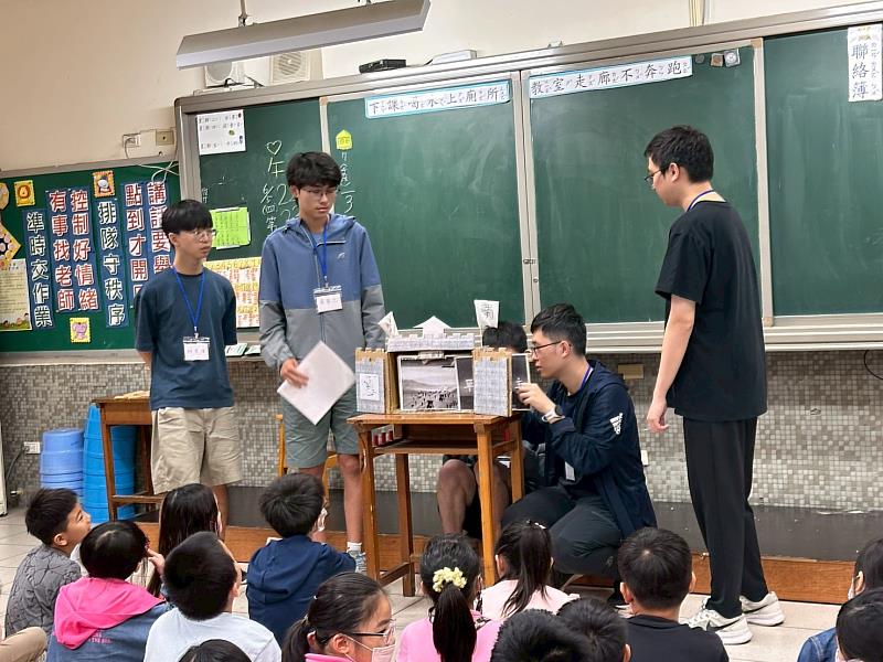 元智大學學生透過「紙芝居」的演出，講述三國經典故事