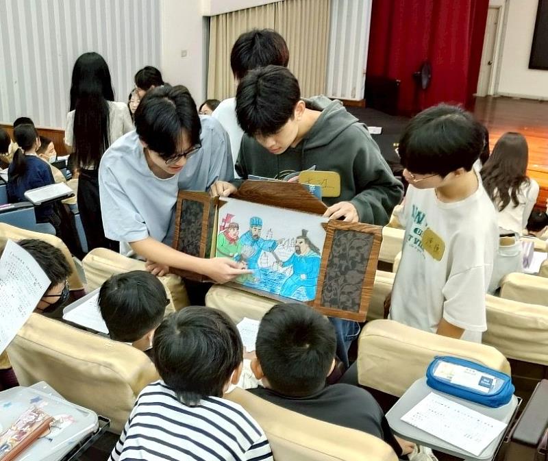 元智大學學生透過「紙芝居」的演出，講述三國經典故事