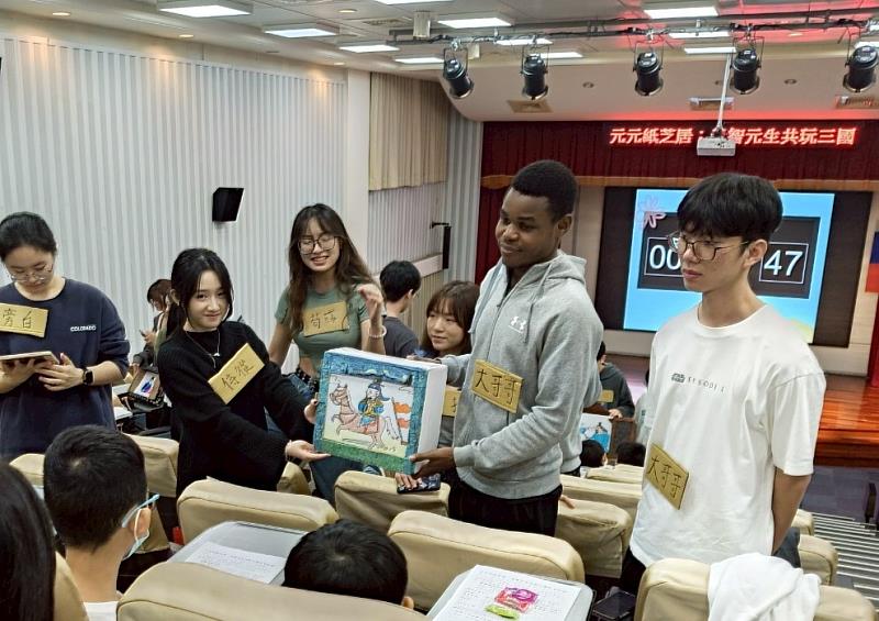 元智大學學生透過「紙芝居」的演出，講述三國經典故事