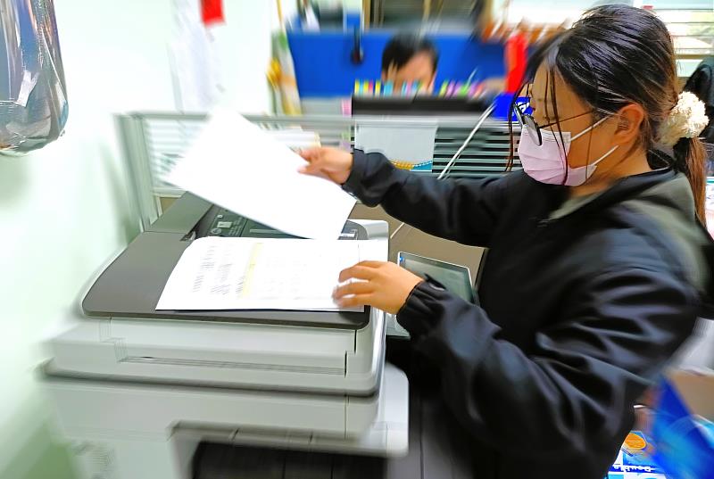 北分署玉里就業中心運用「臨時工作津貼」計畫，推介小琪到鄉公所擔任行政助理，計畫結束後順利考取原單位約用人員，已穩定就業一年多