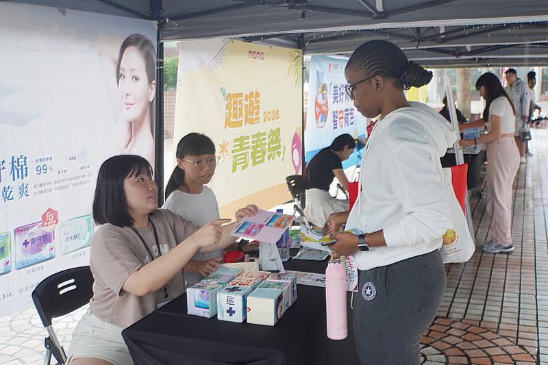 大葉大學校園旅展攤位與參觀學生熱情互動